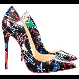 Christian Louboutin
Black Graffiti So Kate Loubitag Patent Stiletto Pumps
Size8